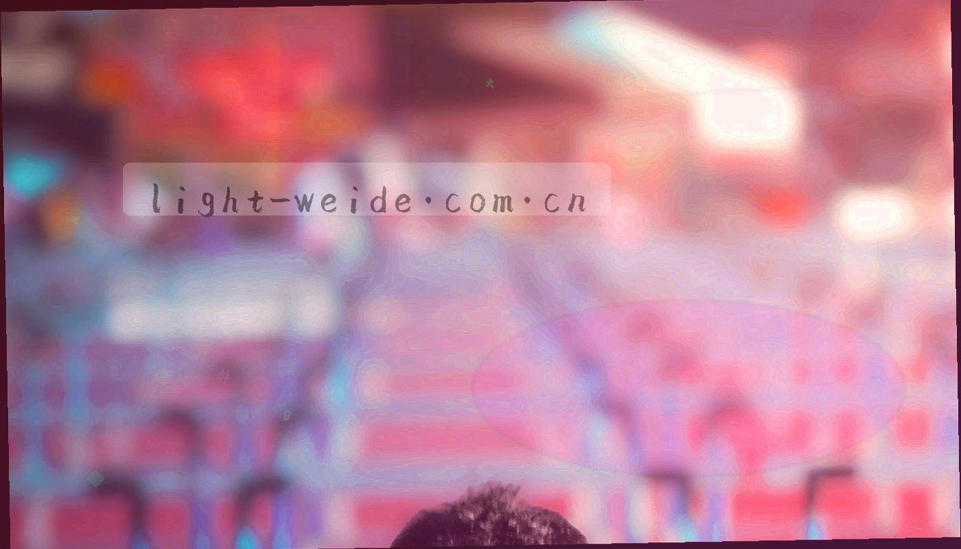 工作台上摊开的文件夹、样张与标签纸，光线从画面左侧切入